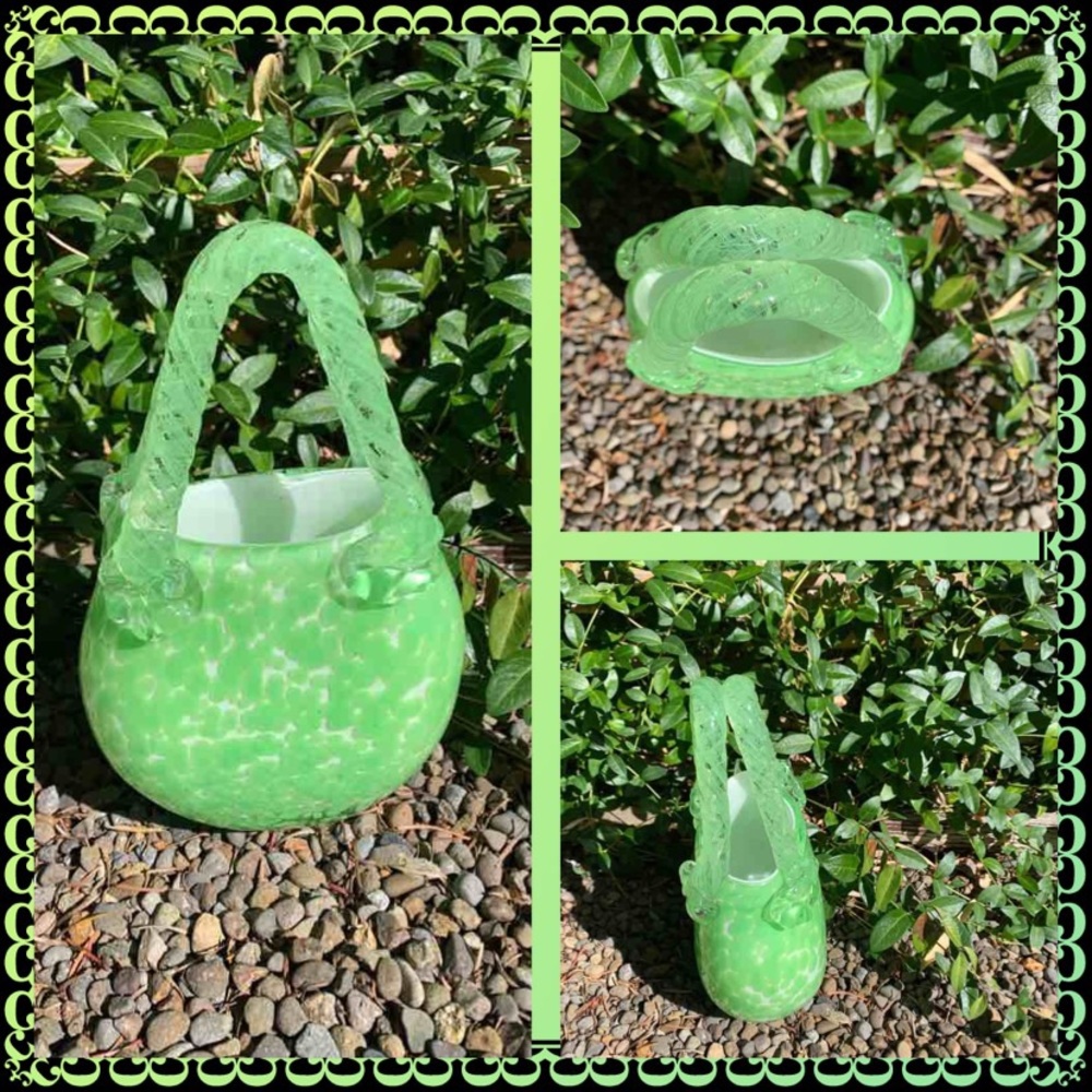 Glass blown, Green speckle purse